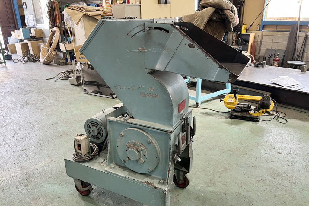 ダイコー精機社製　中古プラスチック粉砕機　【DAS-28】　【5馬力3.7kW】　側面画像