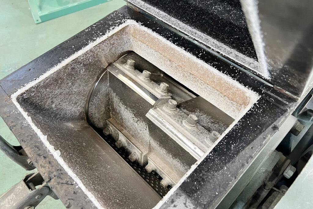 ダイコー精機社製　中古プラスチック粉砕機　【DAS-28】　【5馬力3.7kW】　刃部画像2