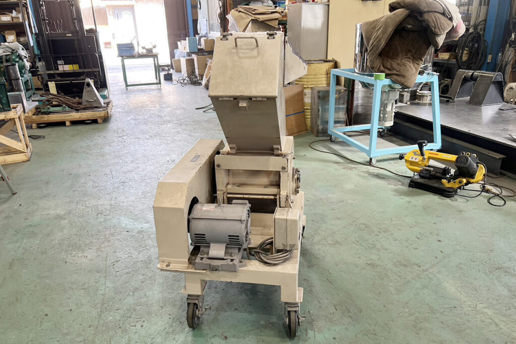 ダイコー精機社製　中古プラスチック粉砕機　【DAS-28】　【5馬力3.7kW】　背面画像