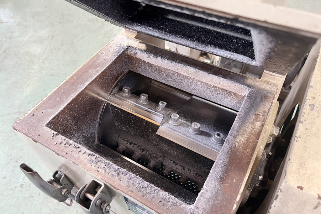 ダイコー精機社製　中古プラスチック粉砕機　【DAS-28】　【5馬力3.7kW】　刃部画像2