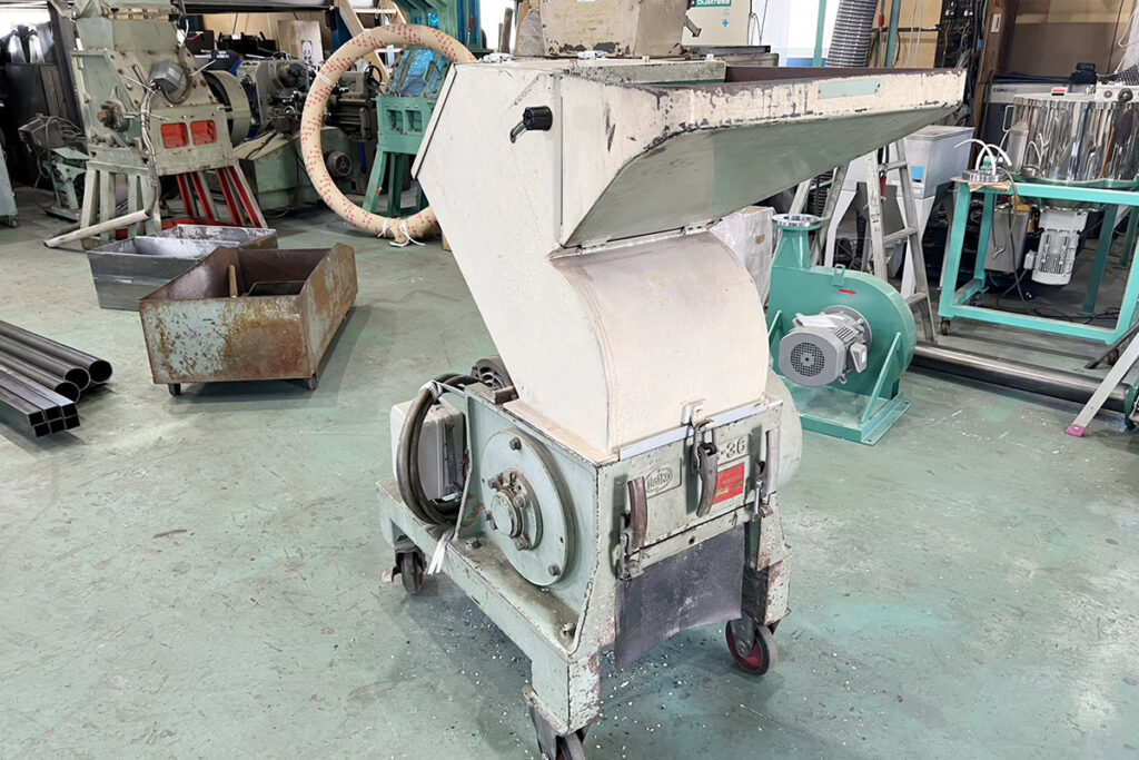ダイコー精機社製　中古プラスチック粉砕機　【DAS-36】　【7.5馬力5.5kW】　側面画像