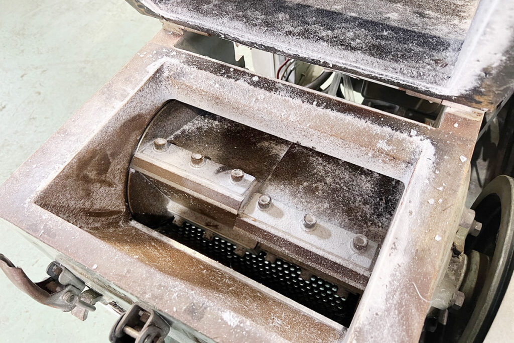 ダイコー精機社製　中古プラスチック粉砕機　【DAS-36】　【7.5馬力5.5kW】　刃部画像2