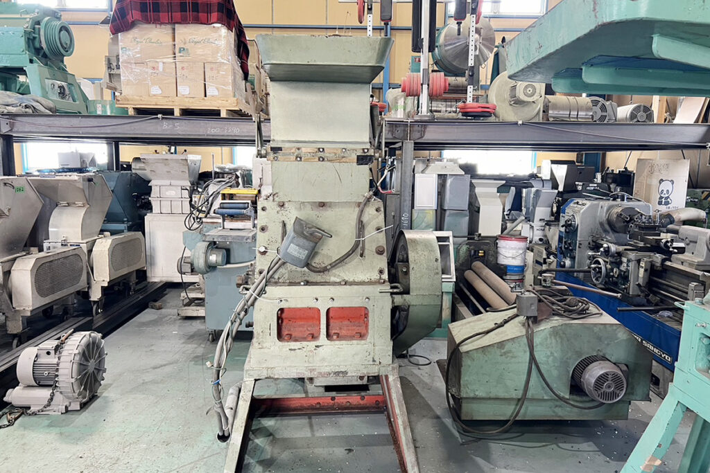 太田工業所社製　中古プラスチック粉砕機　【KM-B20】　【20馬力15kW】　正面画像