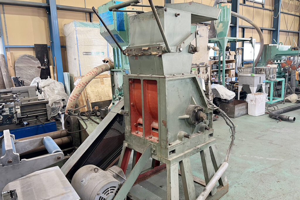 太田工業所社製　中古プラスチック粉砕機　【KM-B20】　【20馬力15kW】　背面画像