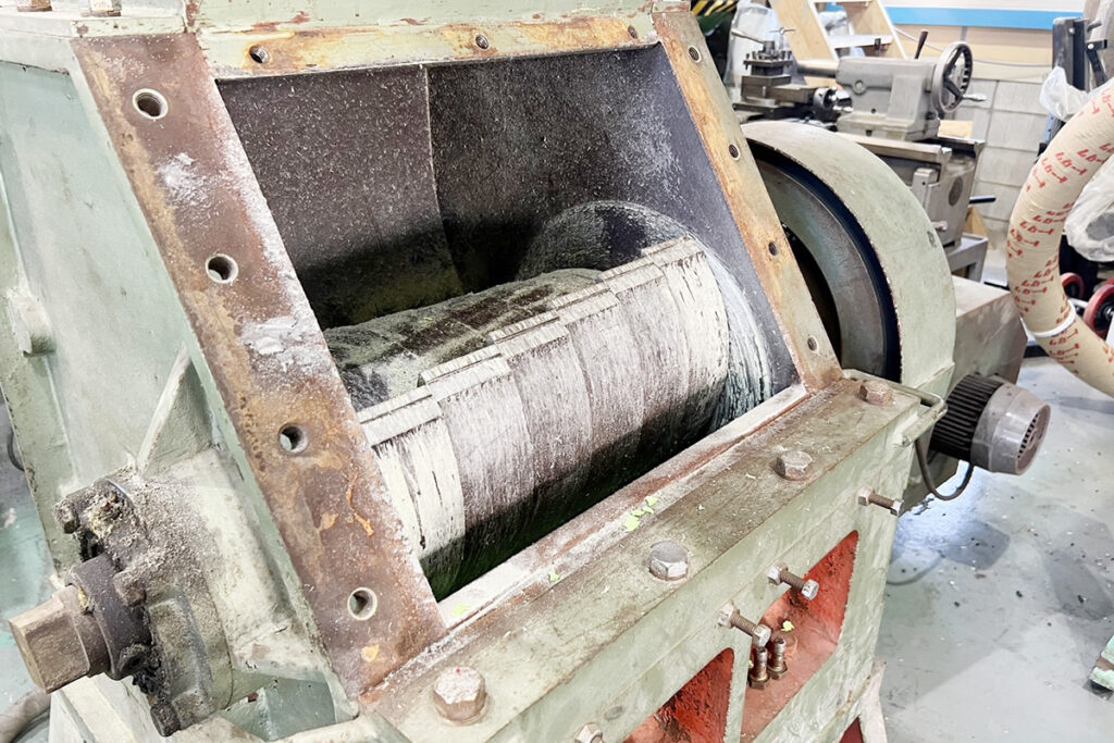 太田工業所社製　中古プラスチック粉砕機　【KM-B20】　【20馬力15kW】　刃部画像
