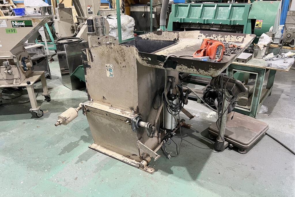 ダイコー精機社製　中古プラスチック粉砕機　【DAS-72】　【30馬力22kW】　ホッパー画像