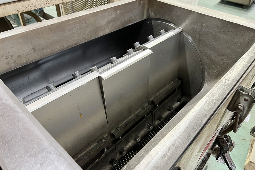 ダイコー精機社製　中古プラスチック粉砕機　【DAS-72】　【30馬力22kW】　刃部画像