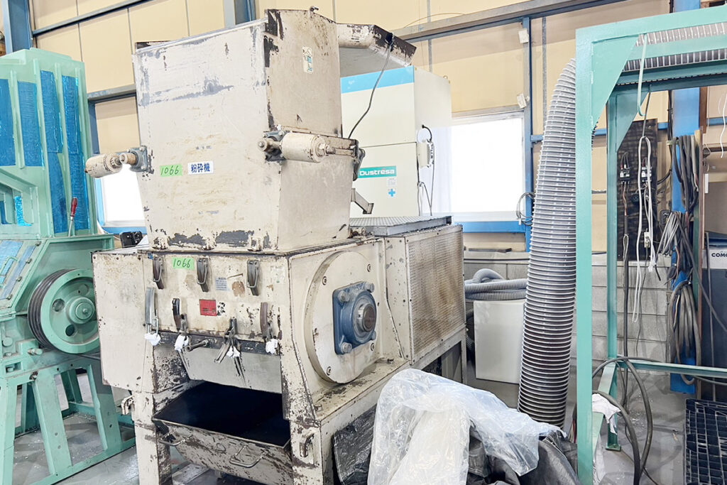 ダイコー精機社製　中古プラスチック粉砕機　【DAS-72】　【30馬力22kW】　側面画像