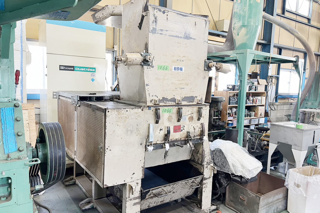 ダイコー精機社製　中古プラスチック粉砕機　【DAS-72】　【30馬力22kW】　側面画像2