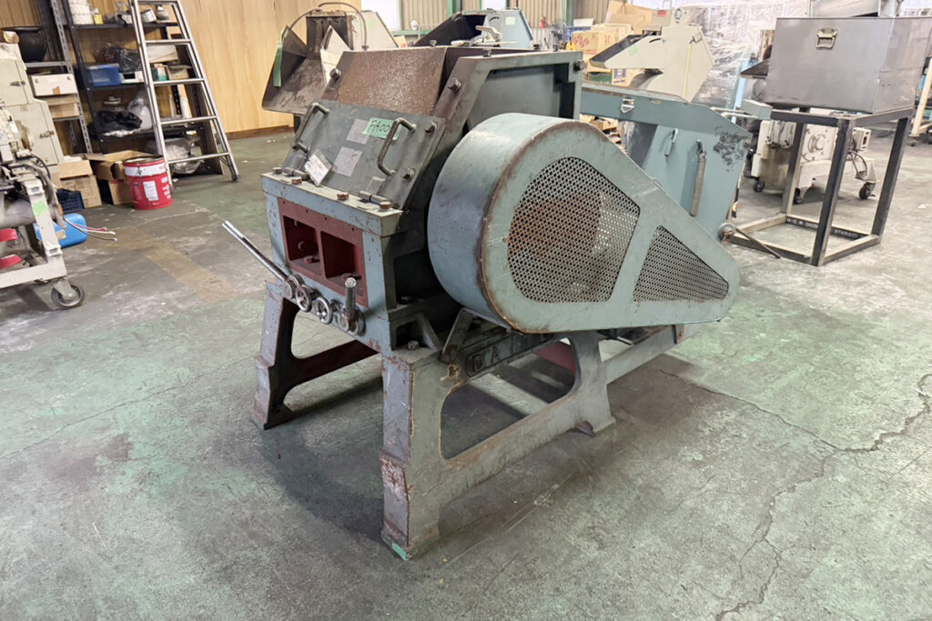 大登機械社製　中古プラスチック粉砕機　【DN-450】　【20馬力15kW】　側面画像