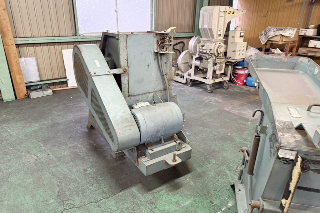 大登機械社製　中古プラスチック粉砕機　【DN-450】　【20馬力15kW】　背面画像