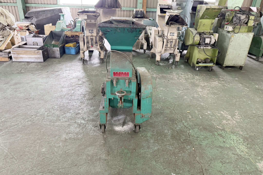 太田工業所社製　中古プラスチック粉砕機　【KM-K3】　【5馬力3.7kW】　正面画像