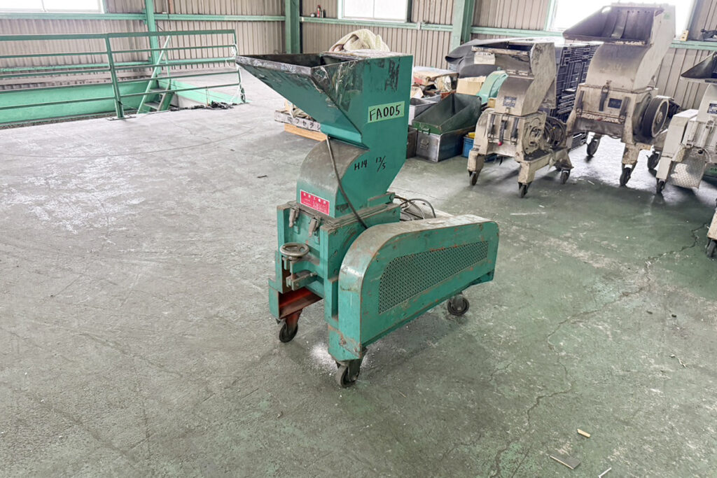 太田工業所社製　中古プラスチック粉砕機　【KM-K3】　【5馬力3.7kW】　側面画像