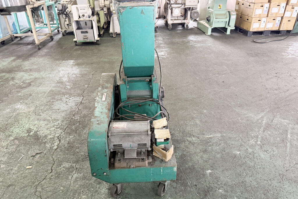 太田工業所社製　中古プラスチック粉砕機　【KM-K3】　【5馬力3.7kW】　背面画像