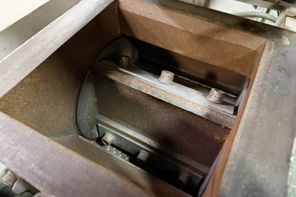 ダイコー精機社製　中古プラスチック粉砕機　【DAS-28】　【5馬力3.7kW】　刃部画像2