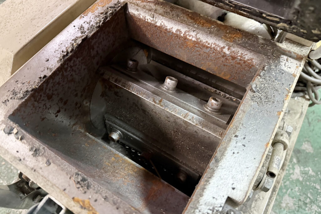 ダイコー精機社製　中古プラスチック粉砕機　【DAS-28】　【5馬力3.7kW】　刃部画像