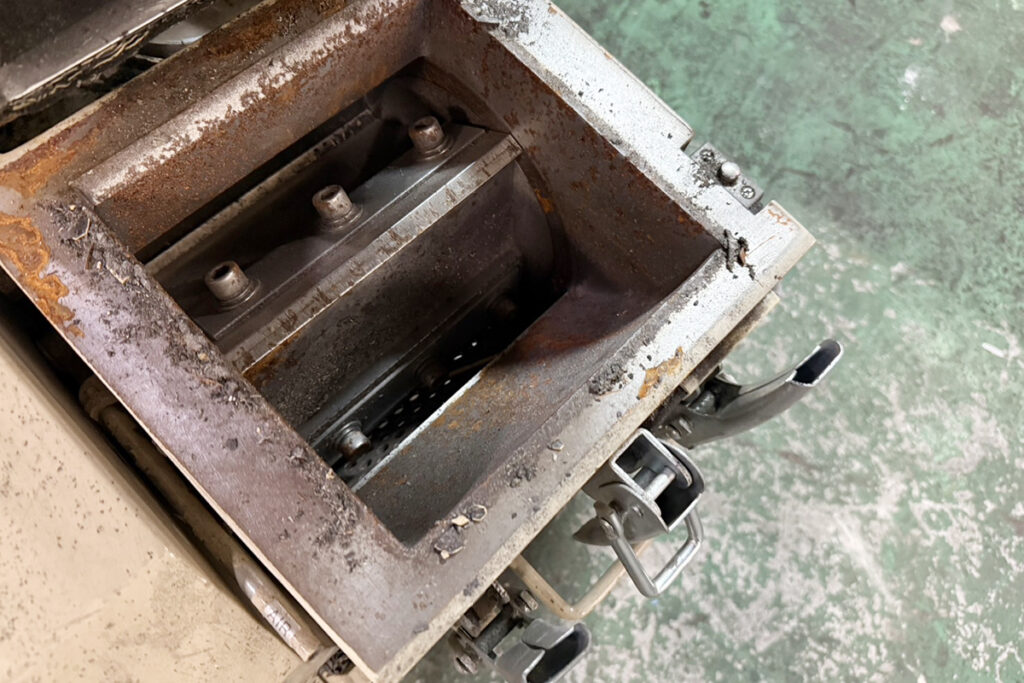 ダイコー精機社製　中古プラスチック粉砕機　【DAS-28】　【5馬力3.7kW】　刃部画像2