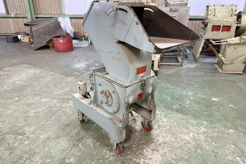 ダイコー精機社製　中古プラスチック粉砕機　【DAS-28】　【5馬力3.7kW】　側面画像