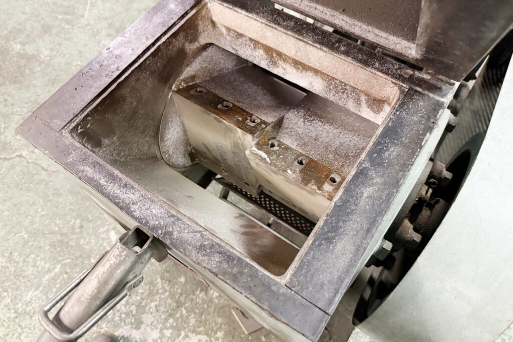 ダイコー精機社製　中古プラスチック粉砕機　【DAS-28】　【5馬力3.7kW】　刃部画像