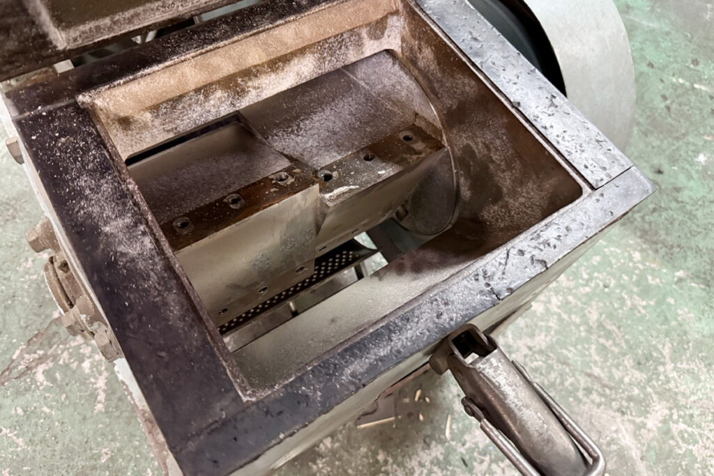 ダイコー精機社製　中古プラスチック粉砕機　【DAS-28】　【5馬力3.7kW】　刃部画像2