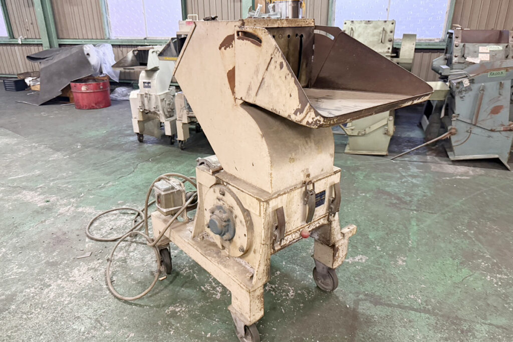 ダイコー精機社製　中古プラスチック粉砕機　【DAS-36】　【7.5馬力5.5kW】　側面画像