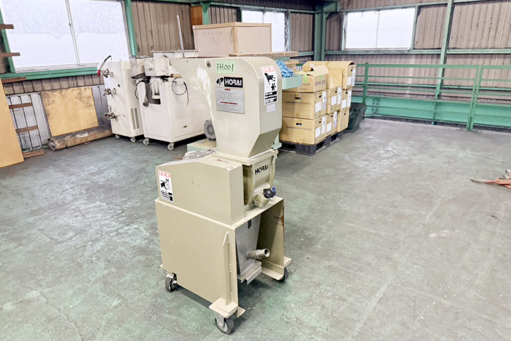 ホーライ社製　中古プラスチック粉砕機　【P-1314】　【1馬力0.75kW】　側面画像