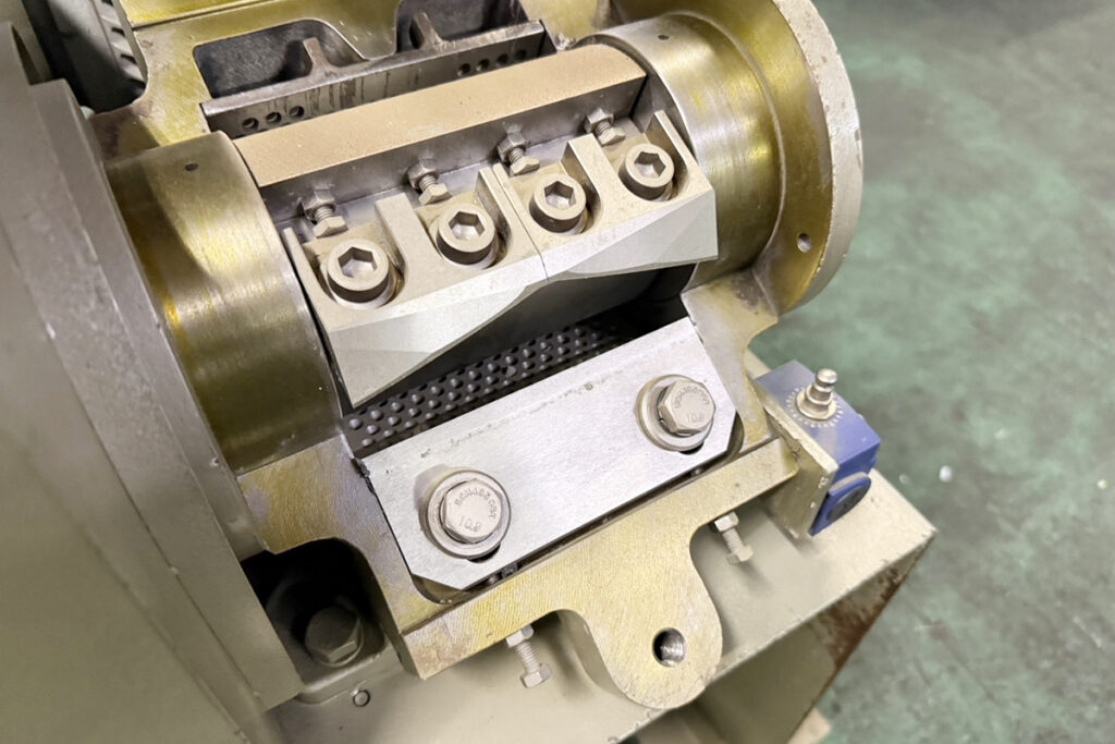 ホーライ社製　中古プラスチック粉砕機　【P-1314】　【1馬力0.75kW】　刃部画像2