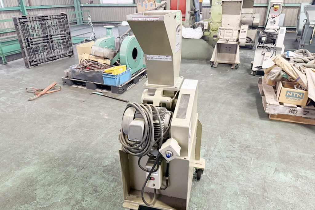 ホーライ社製　中古プラスチック粉砕機　【P-1314】　【1馬力0.75kW】　正面画像