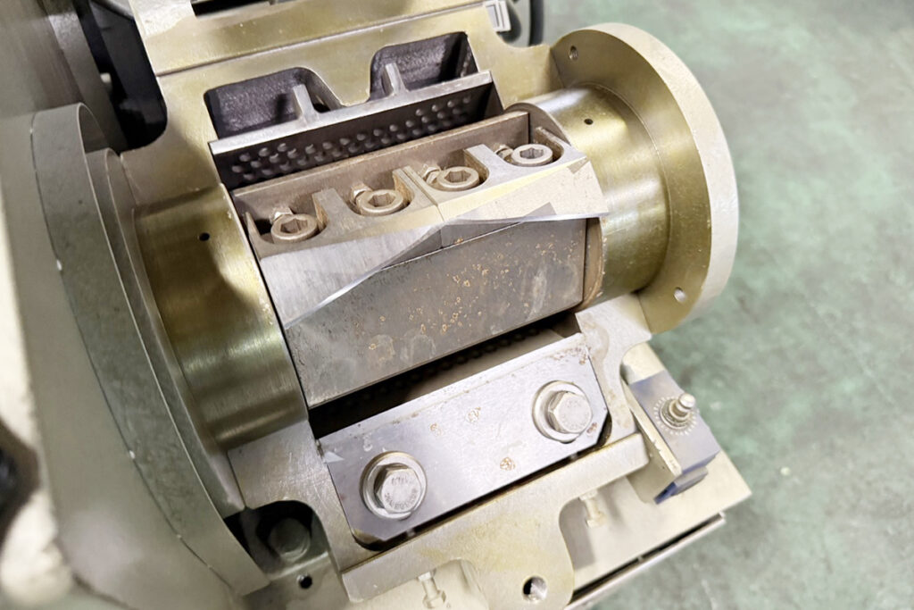 ホーライ社製　中古プラスチック粉砕機　【P-1314】　【1馬力0.75kW】　刃部画像2