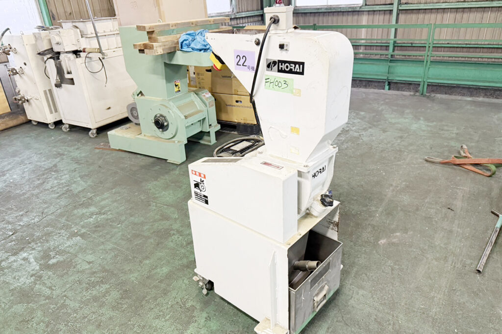 ホーライ社製　中古プラスチック粉砕機　【P-1314】　【1馬力0.75kW】　側面画像