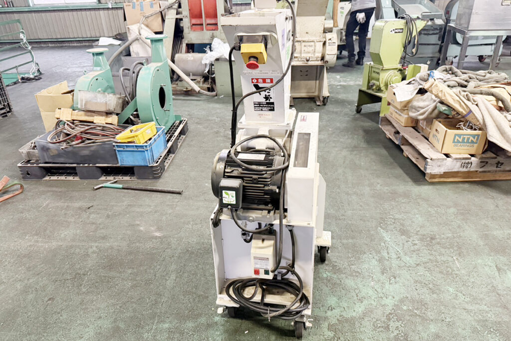 ホーライ社製　中古プラスチック粉砕機　【P-1314】　【1馬力0.75kW】　正面画像