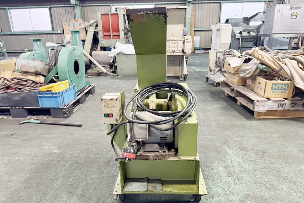 ホーライ社製　中古プラスチック粉砕機　【P-1314】　【1馬力0.75kW】　正面画像
