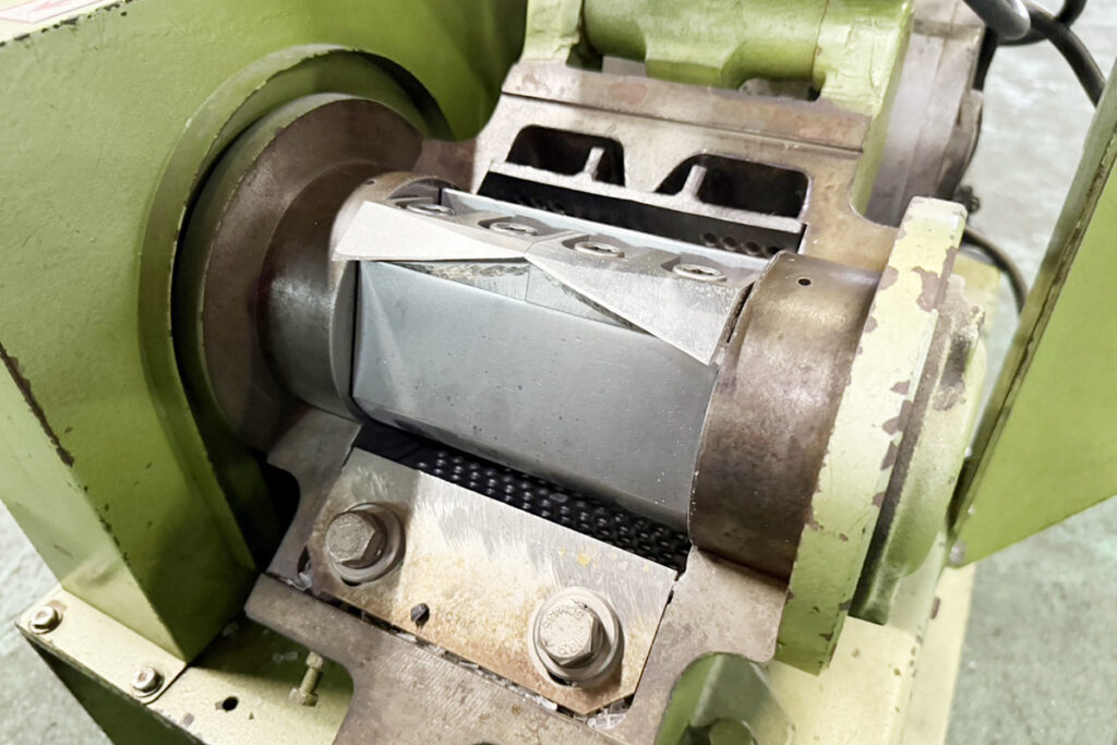 ホーライ社製　中古プラスチック粉砕機　【P-1314】　【1馬力0.75kW】　刃部画像2
