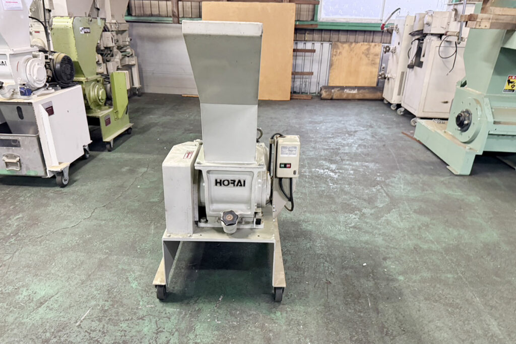 ホーライ社製　中古プラスチック粉砕機　【UP-140】　【3馬力2.2kW】　正面画像