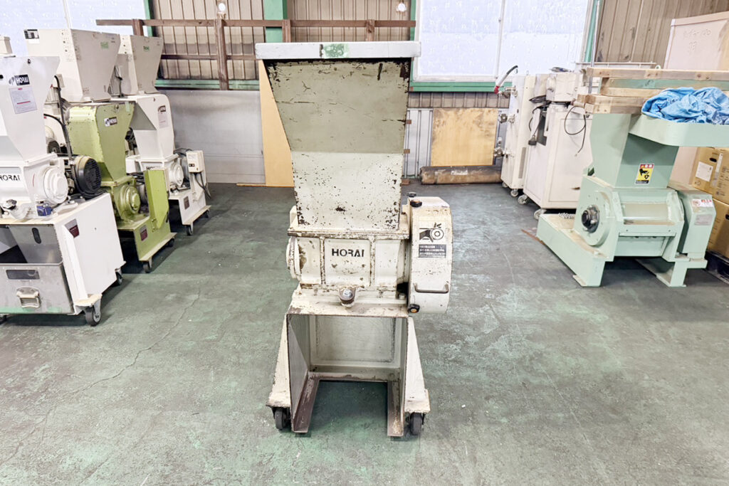 ホーライ社製　中古プラスチック粉砕機　【P-1328】　【2馬力1.5kW】　正面画像