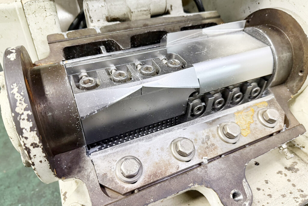 ホーライ社製　中古プラスチック粉砕機　【P-1328】　【2馬力1.5kW】　刃部画像