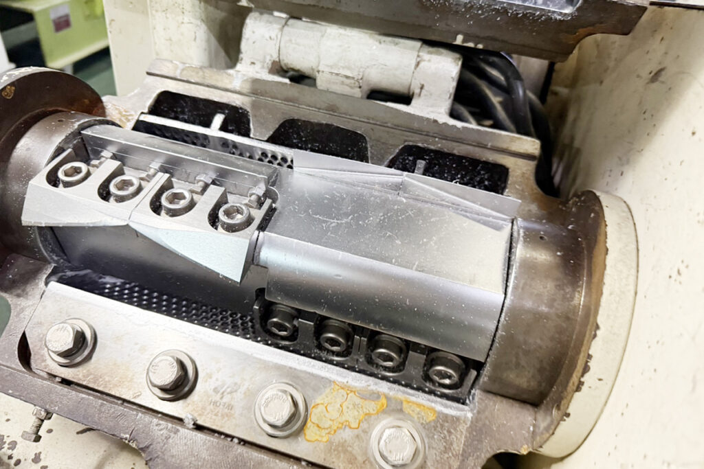 ホーライ社製　中古プラスチック粉砕機　【P-1328】　【2馬力1.5kW】　刃部画像2