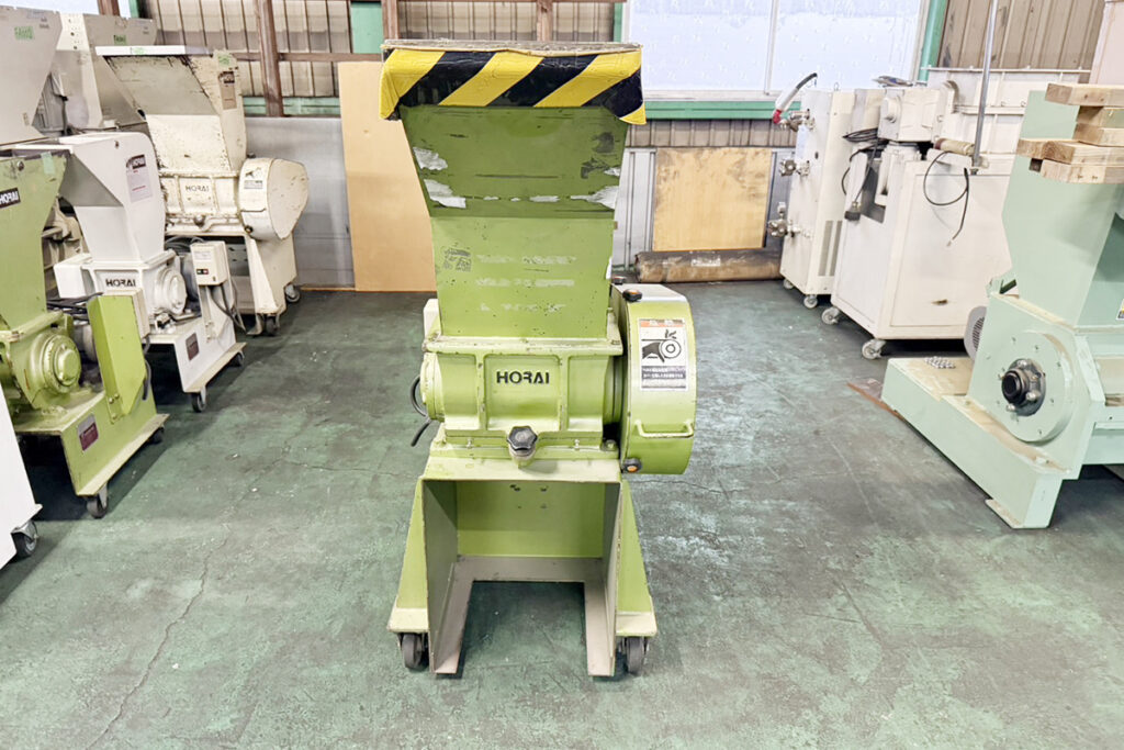 ホーライ社製　中古プラスチック粉砕機　【P-1328】　【2馬力1.5kW】　正面画像