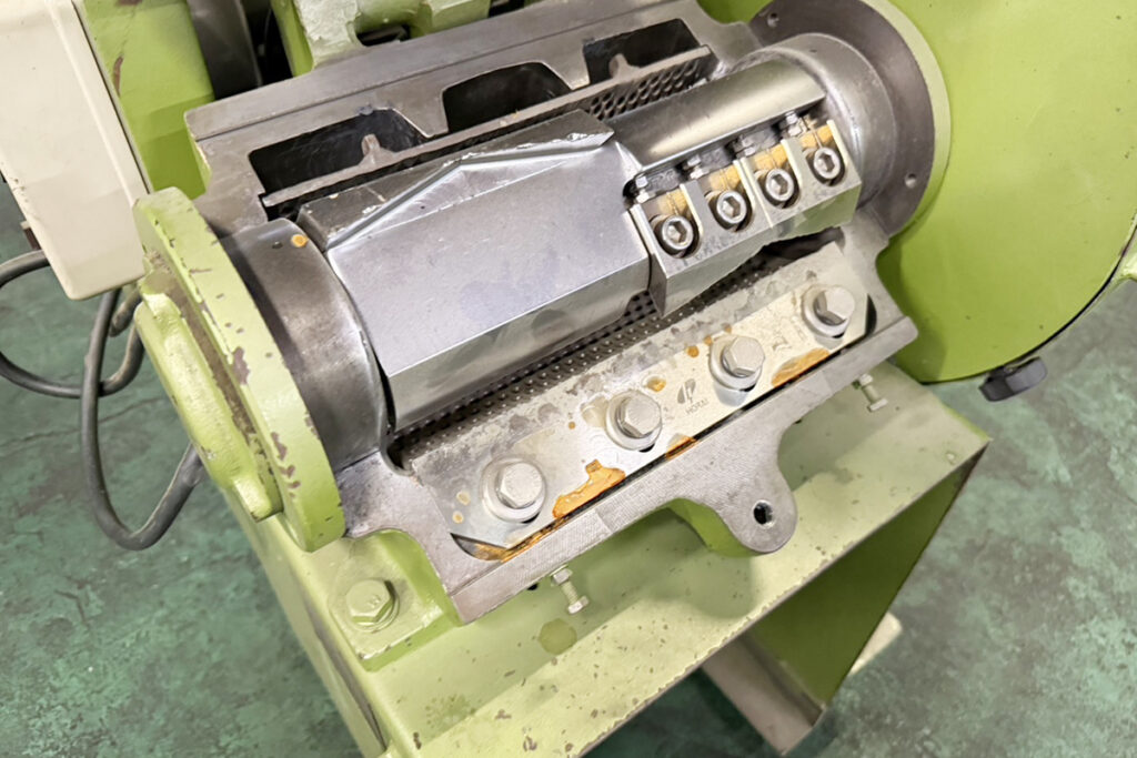 ホーライ社製　中古プラスチック粉砕機　【P-1328】　【2馬力1.5kW】　刃部画像