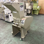 ホーライ社製　中古プラスチック粉砕機　【P-1328】　【2馬力1.5kW】　側面画像のサムネイル