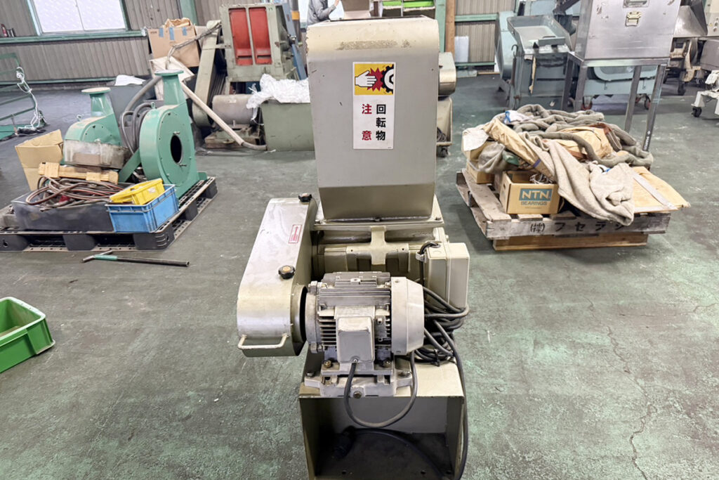 ホーライ社製　中古プラスチック粉砕機　【P-1328】　【2馬力1.5kW】　背面画像
