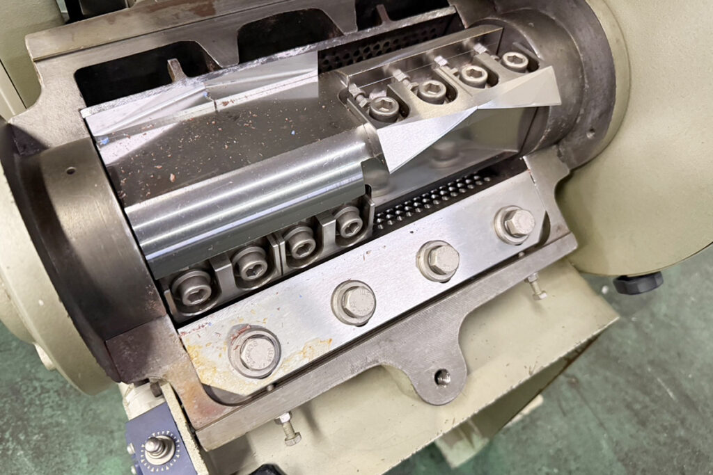 ホーライ社製　中古プラスチック粉砕機　【P-1328】　【2馬力1.5kW】　刃部画像