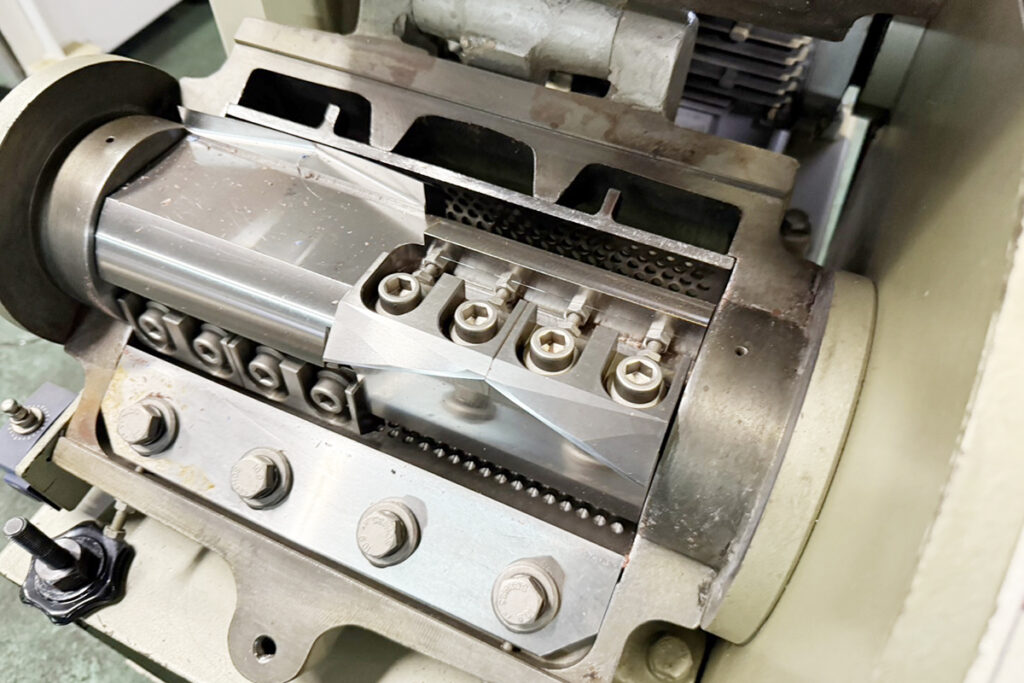 ホーライ社製　中古プラスチック粉砕機　【P-1328】　【2馬力1.5kW】　刃部画像2