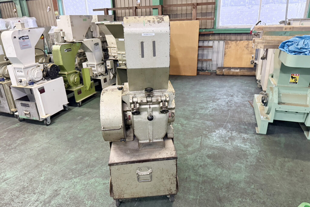 ホーライ社製　中古プラスチック粉砕機　【V-210（VC-210）】　【3馬力2.2kW】　背面画像