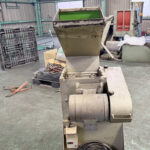 ホーライ社製　中古プラスチック粉砕機　【V-210（VC-210）】　【3馬力2.2kW】　正面画像のサムネイル
