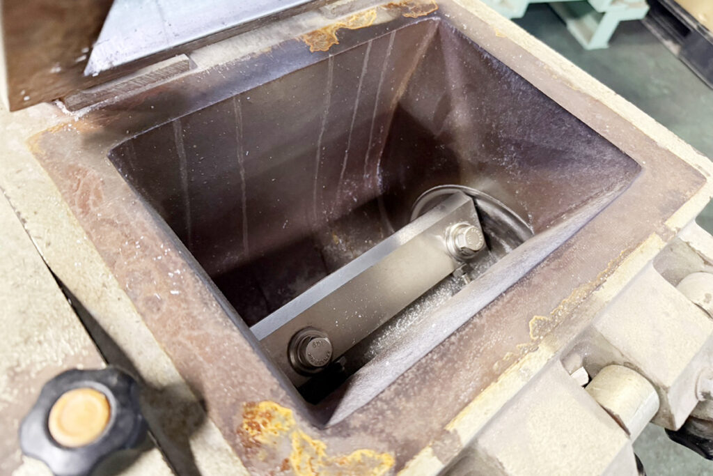 ホーライ社製　中古プラスチック粉砕機　【V-210（VC-210）】　【3馬力2.2kW】　刃部画像