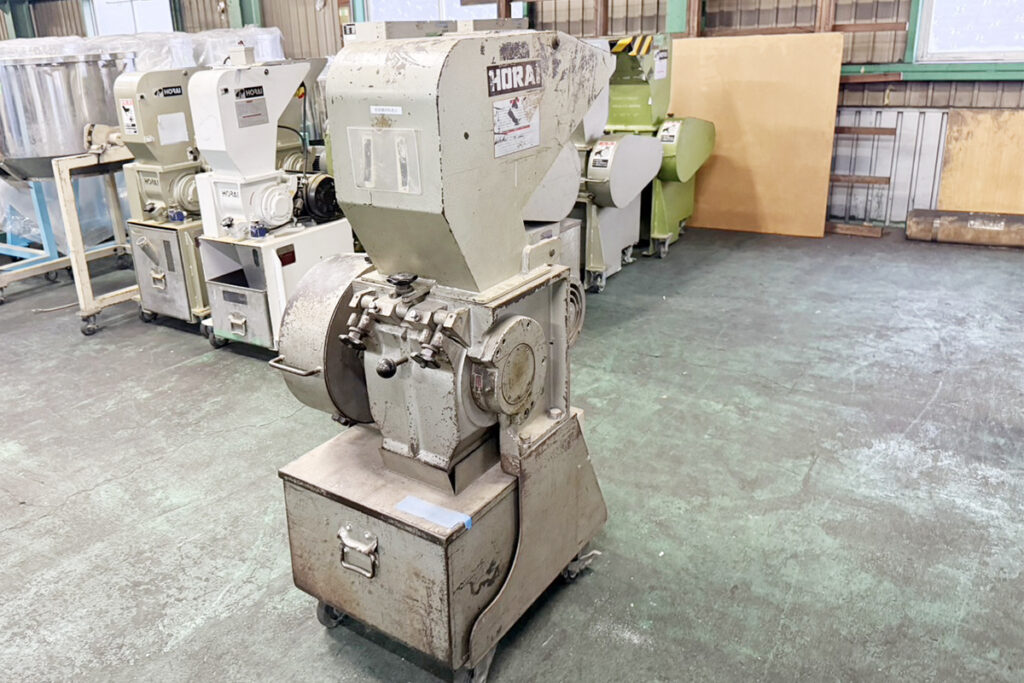 ホーライ社製　中古プラスチック粉砕機　【V-210（VC-210）】　【3馬力2.2kW】　側面画像