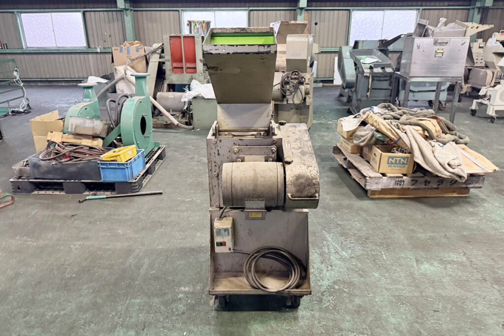 ホーライ社製　中古プラスチック粉砕機　【V-210（VC-210）】　【3馬力2.2kW】　正面画像