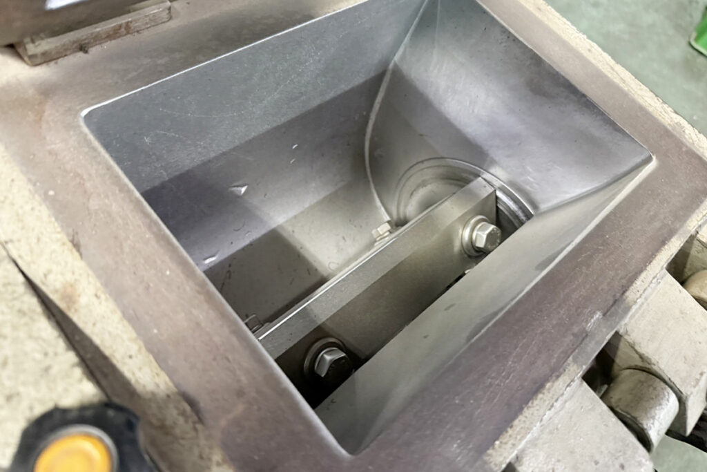 ホーライ社製　中古プラスチック粉砕機　【V-210（VC-210）】　【3馬力2.2kW】　刃部画像