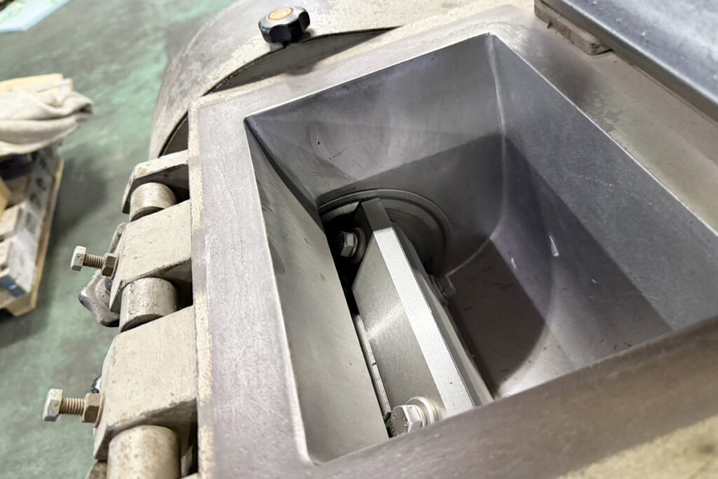 ホーライ社製　中古プラスチック粉砕機　【V-210（VC-210）】　【3馬力2.2kW】　刃部画像2